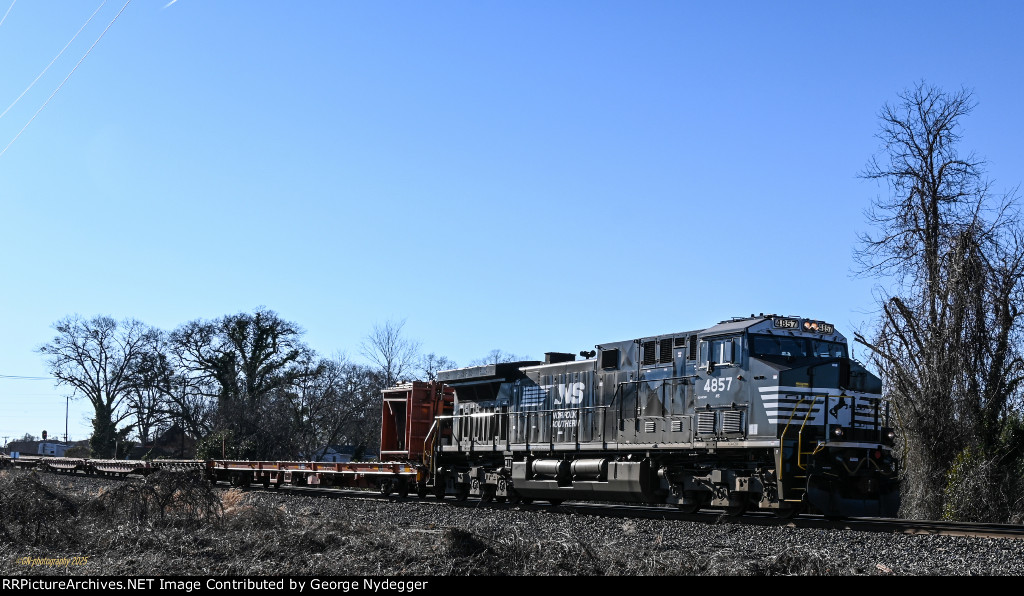NS 4857 with an emtpy rail train
